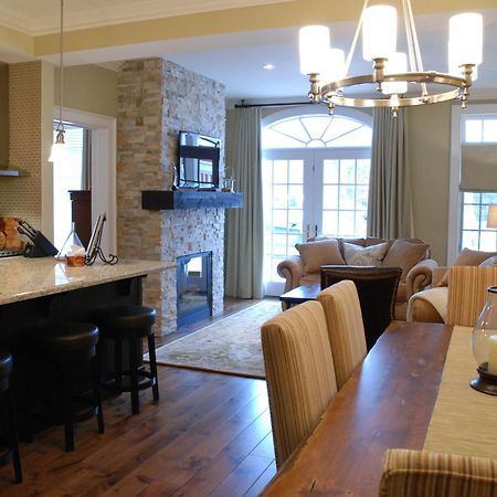 124 On Queen Hotel & Spa Niagara-on-the-Lake Eksteriør bilde A modern open-plan kitchen and dining room