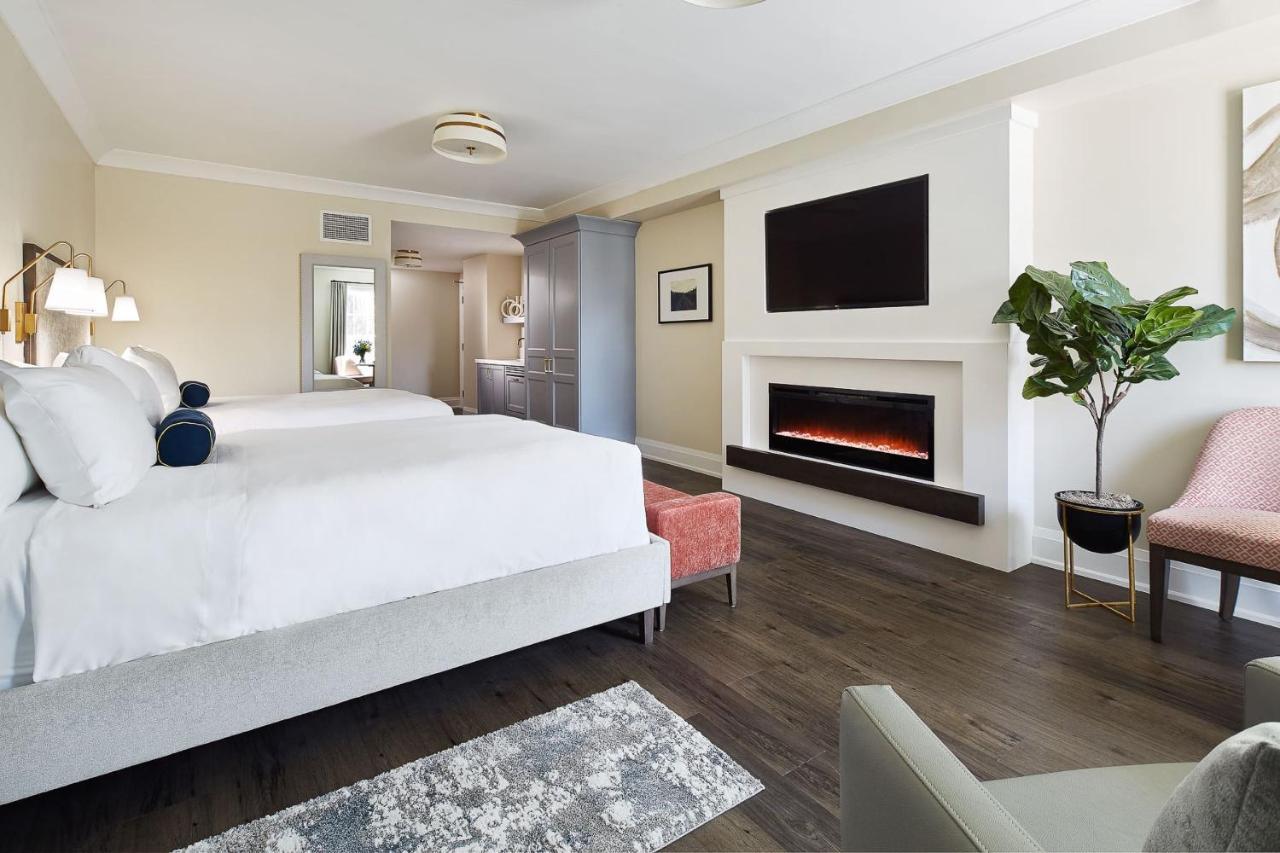 124 On Queen Hotel & Spa Niagara-on-the-Lake Eksteriør bilde A bedroom at the Beverly Hills Hotel