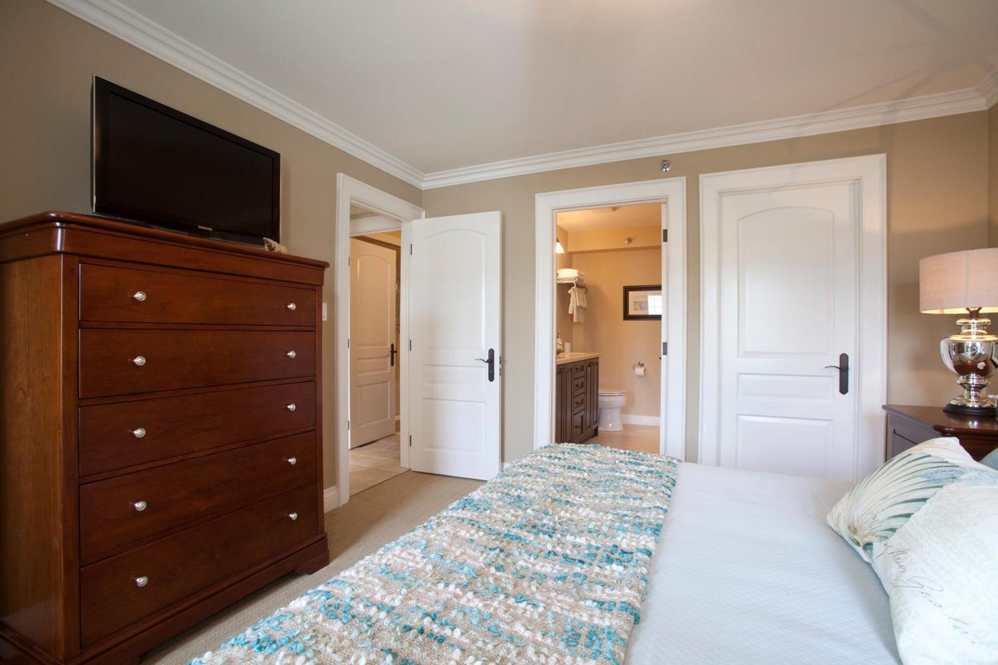 124 On Queen Hotel & Spa Niagara-on-the-Lake Eksteriør bilde A bedroom with a carpet