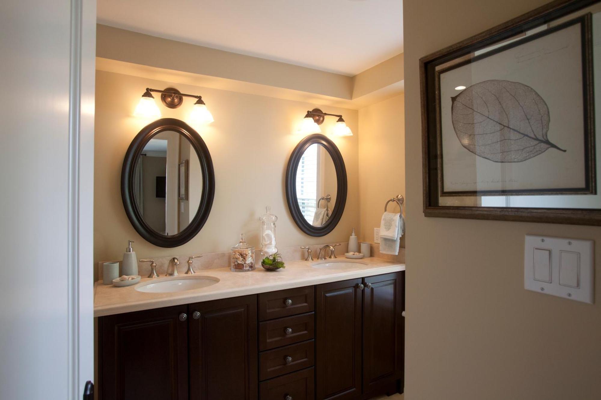 124 On Queen Hotel & Spa Niagara-on-the-Lake Eksteriør bilde A bathroom vanity