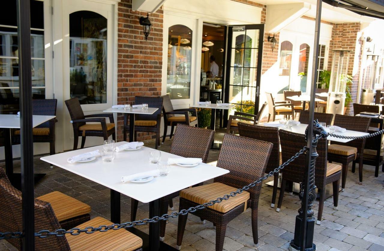 124 On Queen Hotel & Spa Niagara-on-the-Lake Eksteriør bilde The patio at the restaurant