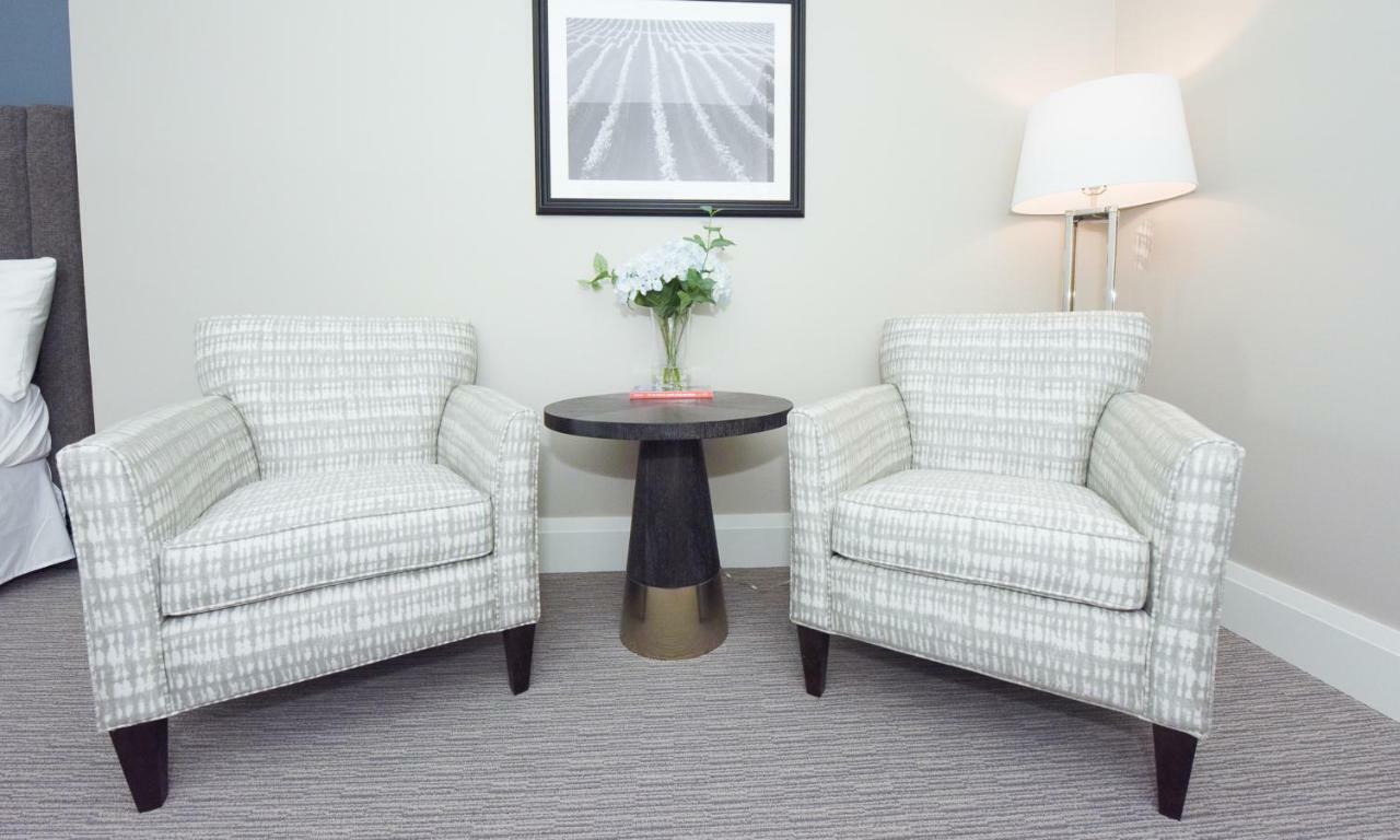 124 On Queen Hotel & Spa Niagara-on-the-Lake Eksteriør bilde A pair of club chairs