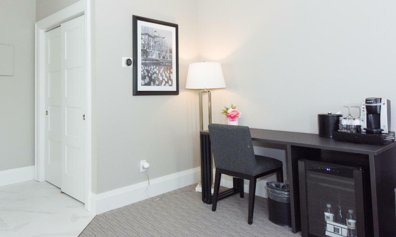 124 On Queen Hotel & Spa Niagara-on-the-Lake Eksteriør bilde A smart plug in a hotel room