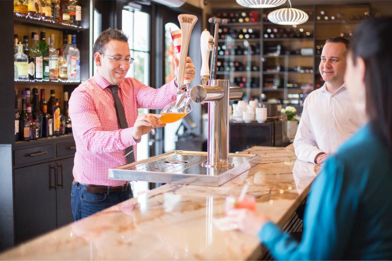 124 On Queen Hotel & Spa Niagara-on-the-Lake Eksteriør bilde A bartender serving beer