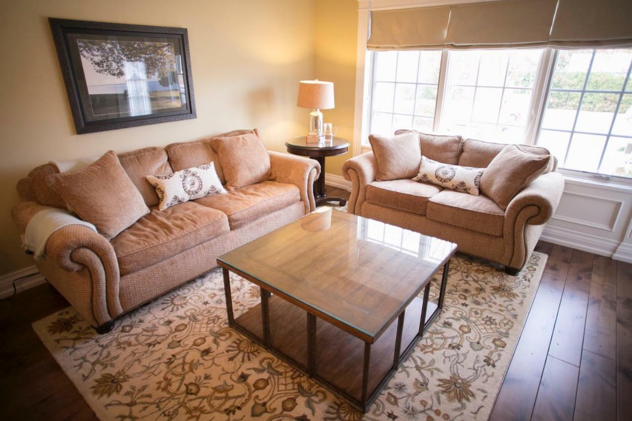 124 On Queen Hotel & Spa Niagara-on-the-Lake Eksteriør bilde A living room with a coffee table