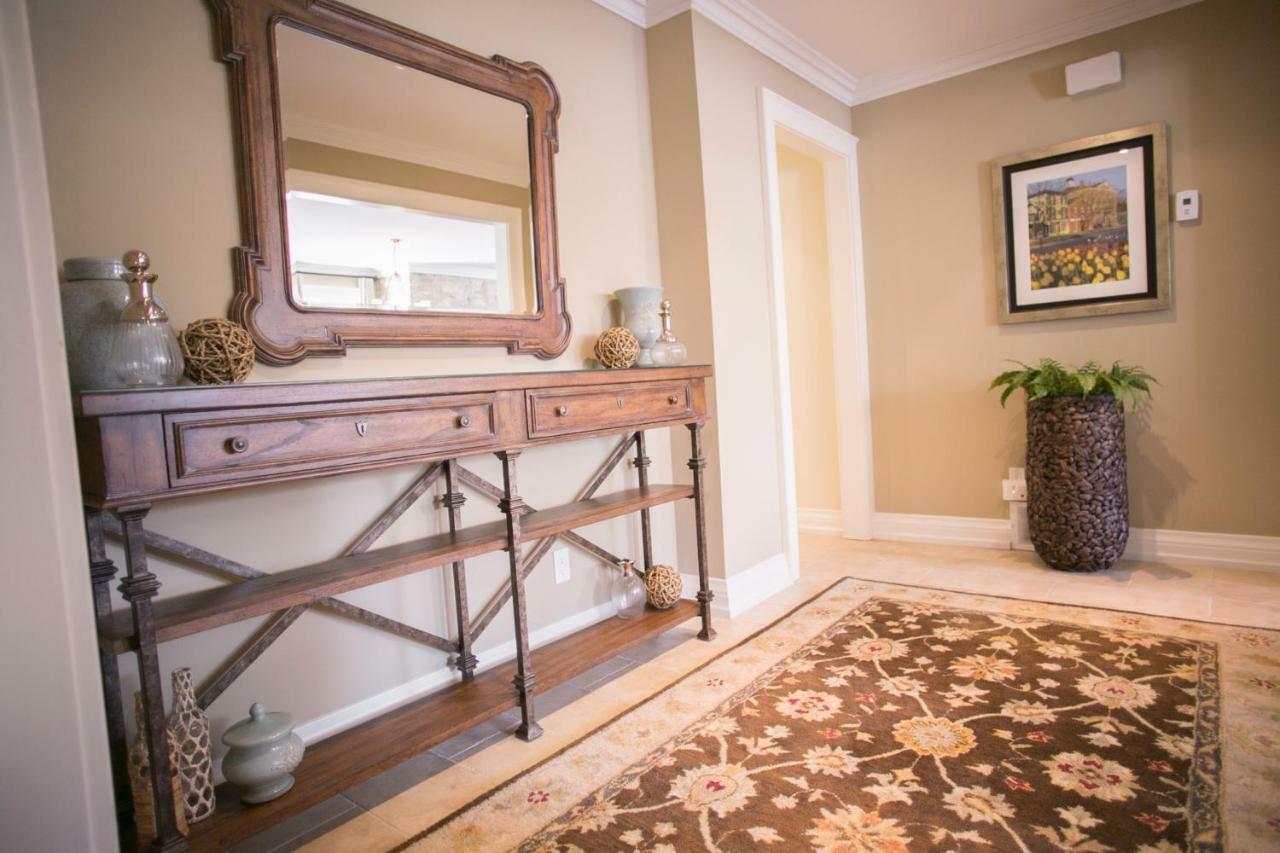 124 On Queen Hotel & Spa Niagara-on-the-Lake Eksteriør bilde A console table