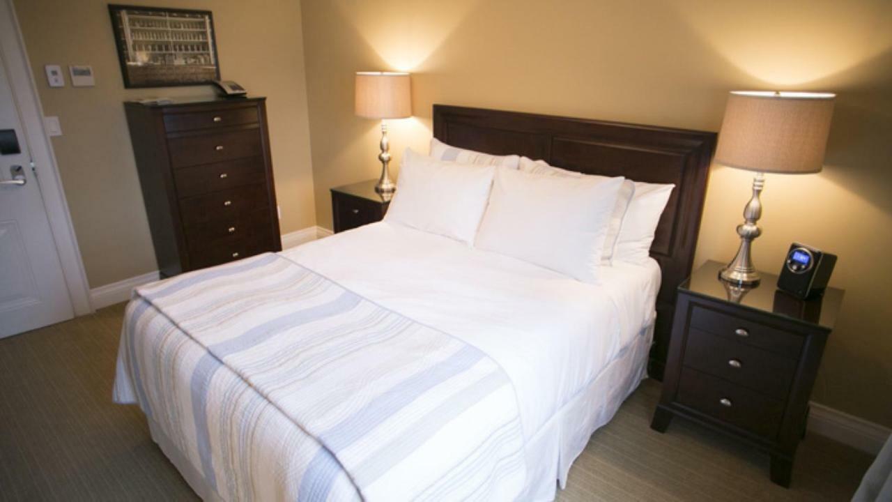 124 On Queen Hotel & Spa Niagara-on-the-Lake Eksteriør bilde A bed with a duvet