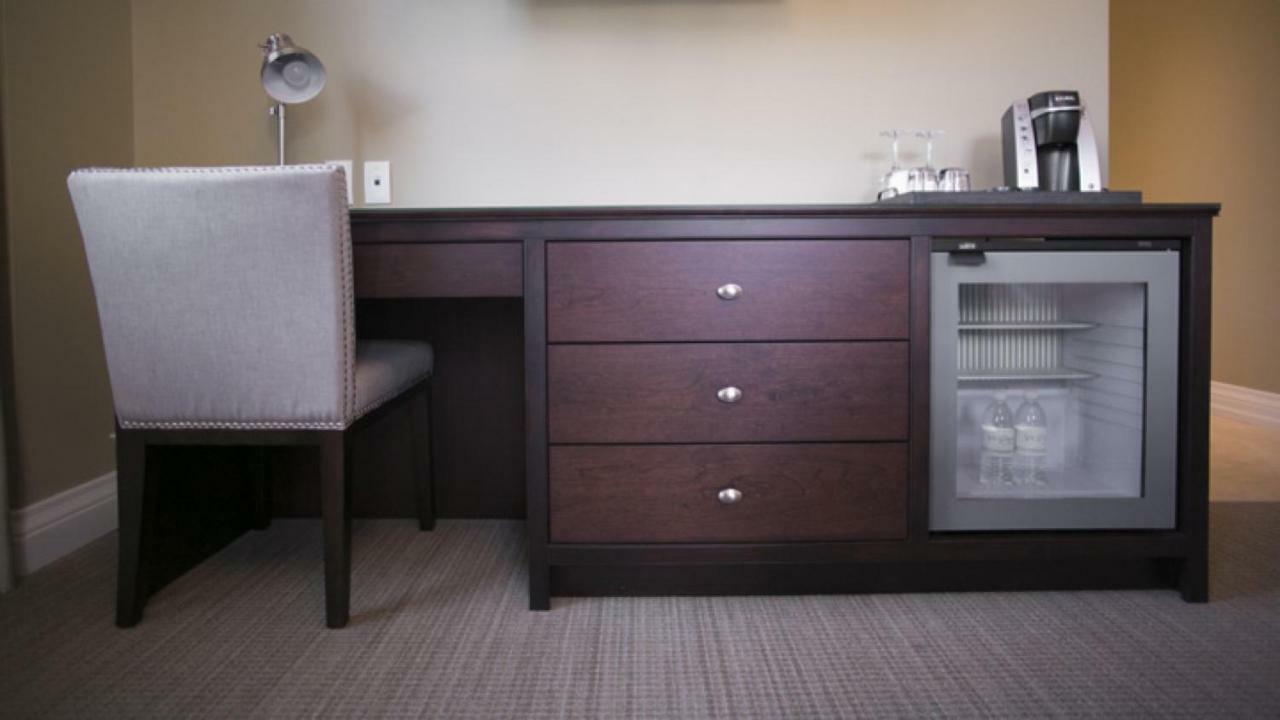 124 On Queen Hotel & Spa Niagara-on-the-Lake Eksteriør bilde A mini-refrigerator in a hotel room