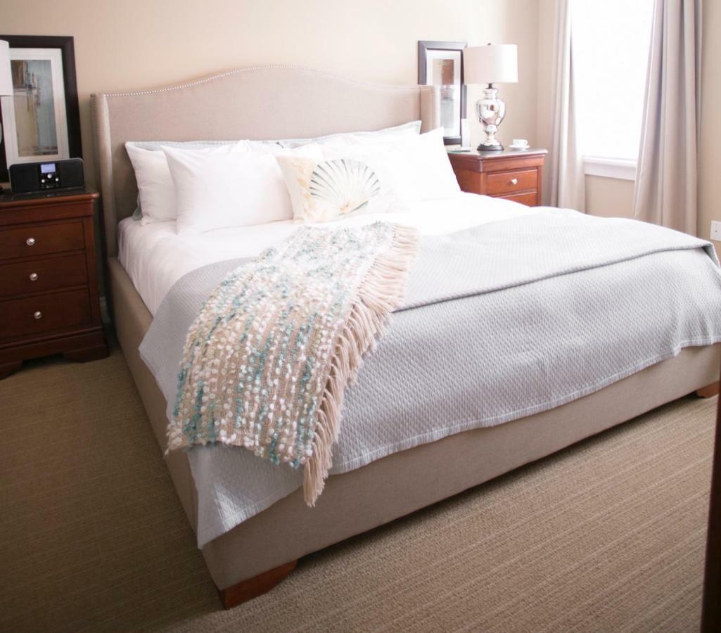 124 On Queen Hotel & Spa Niagara-on-the-Lake Eksteriør bilde A bed with a throw