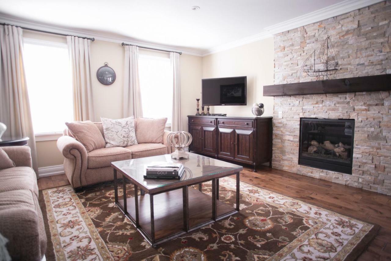 124 On Queen Hotel & Spa Niagara-on-the-Lake Eksteriør bilde A living room with a fireplace