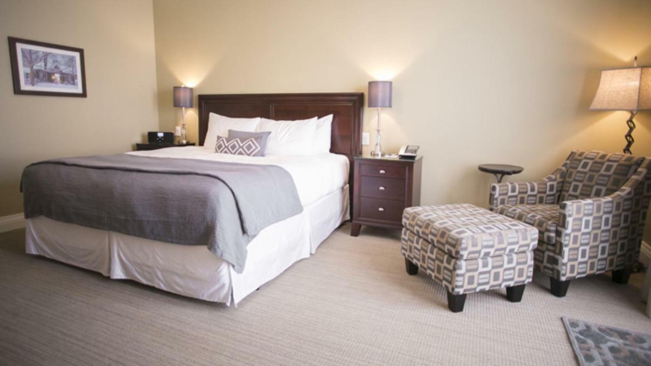 124 On Queen Hotel & Spa Niagara-on-the-Lake Eksteriør bilde A guest room at the Inn at Laurel Point