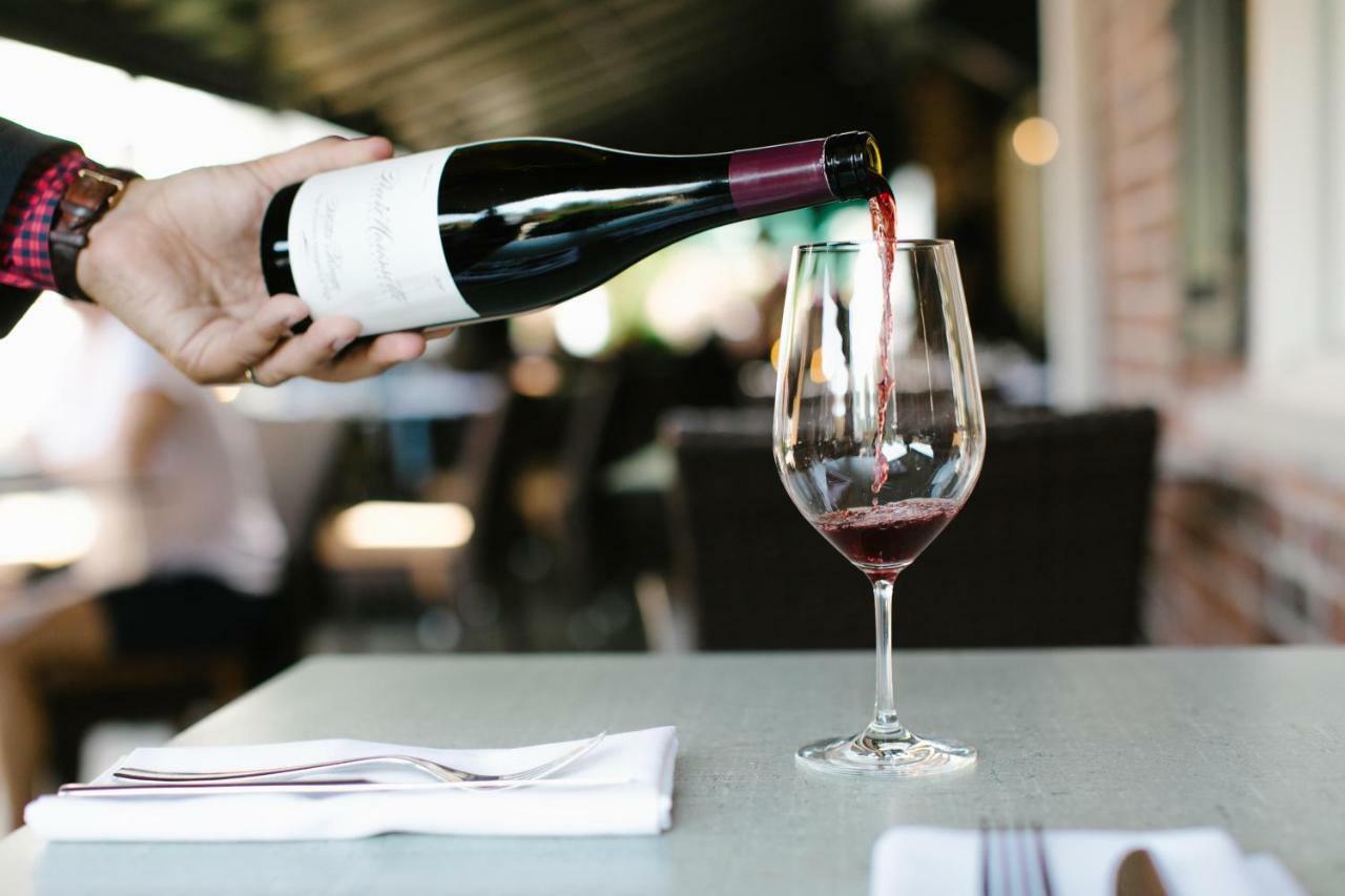 124 On Queen Hotel & Spa Niagara-on-the-Lake Eksteriør bilde Wine being poured